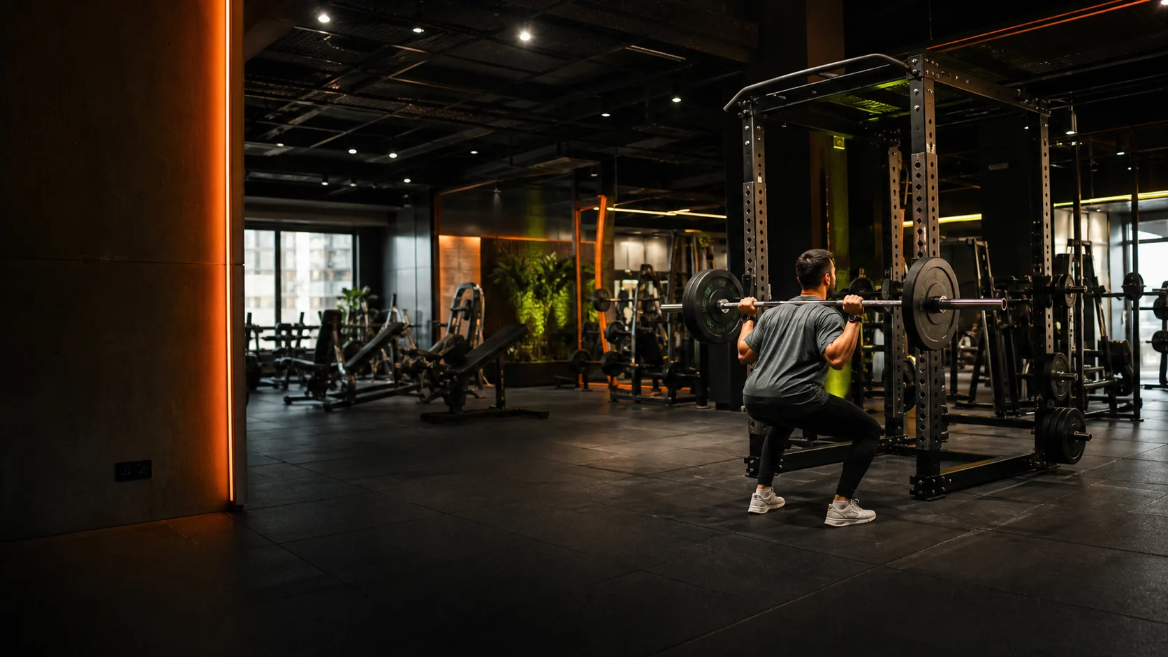 تمرین اسکات در باشگاه مدرن Gym Finder